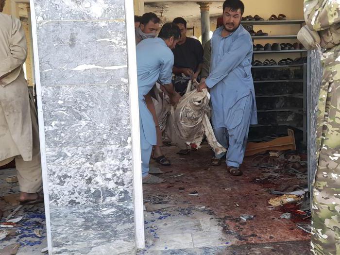 Afghanistan, oltre 100 morti per attentato kamikaze in una moschea