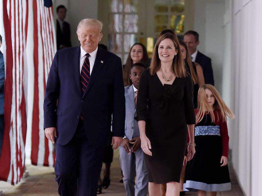Donald Trump con il giudice Amy Coney Barrett seguita dalla sua famiglia alla Casa Bianca (Afp)