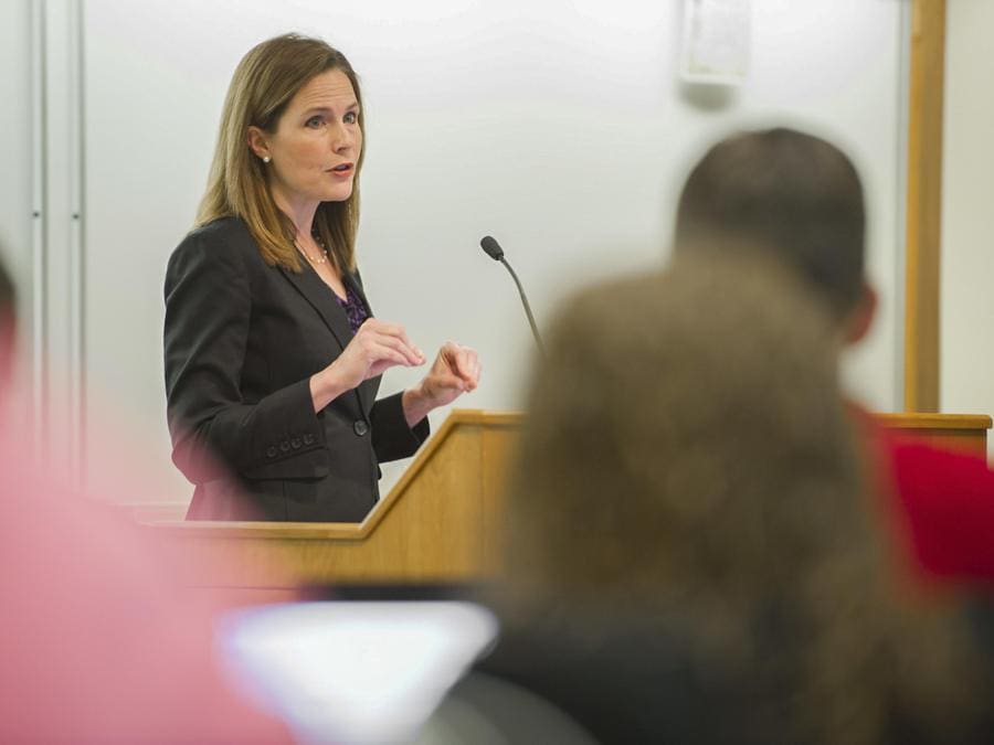 Amy Coney Barrett insegna in una classe alla Notre Dame Law School di South Bend, Indiana, USA, l&#x27;11 Aprile 2013. (Epa / Matt Cashore)