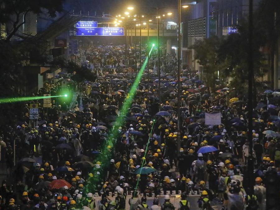 Barricate e scontri tra manifestanti e polizia a Hong Kong, 25 agosto 2019 (AP Photo/Kin Cheung)