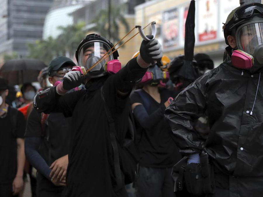 Barricate e scontri tra manifestanti e polizia a Hong Kong, 25 agosto 2019 (AP Photo/Kin Cheung)