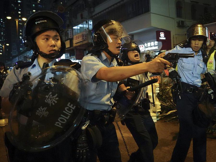 Barricate e scontri tra manifestanti e polizia a Hong Kong, 25 agosto 2019 (AP Photo/Vincent Yu)
