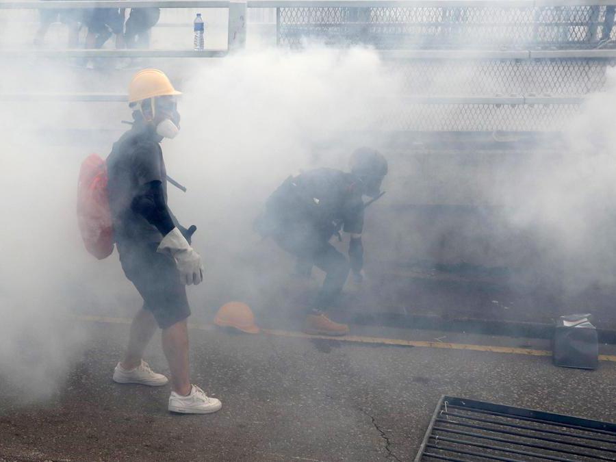 Barricate e scontri tra manifestanti e polizia a Hong Kong, 24 agosto 2019 (Epa)