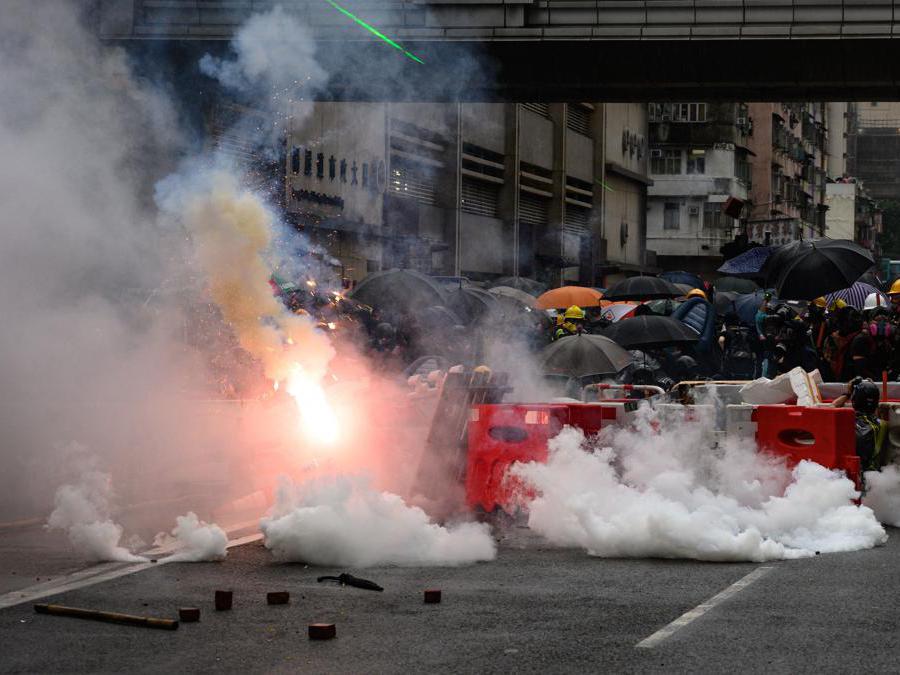 Barricate e scontri tra manifestanti e polizia a Hong Kong, 25 agosto 2019 (Philip FONG / AFP)