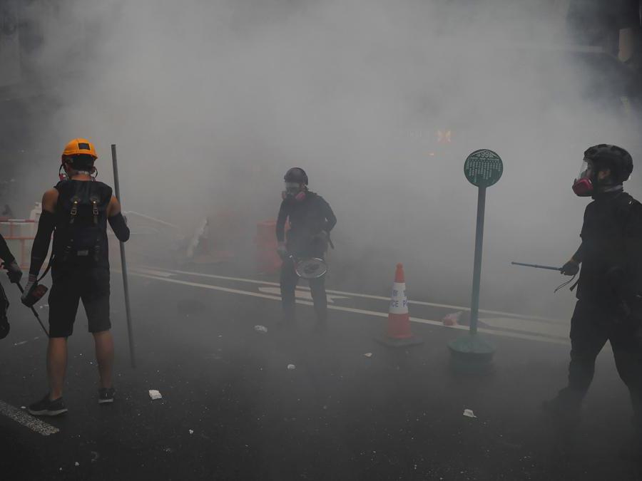 Barricate e scontri tra manifestanti e polizia a Hong Kong, 25 agosto 2019 (AP Photo/Kin Cheung)