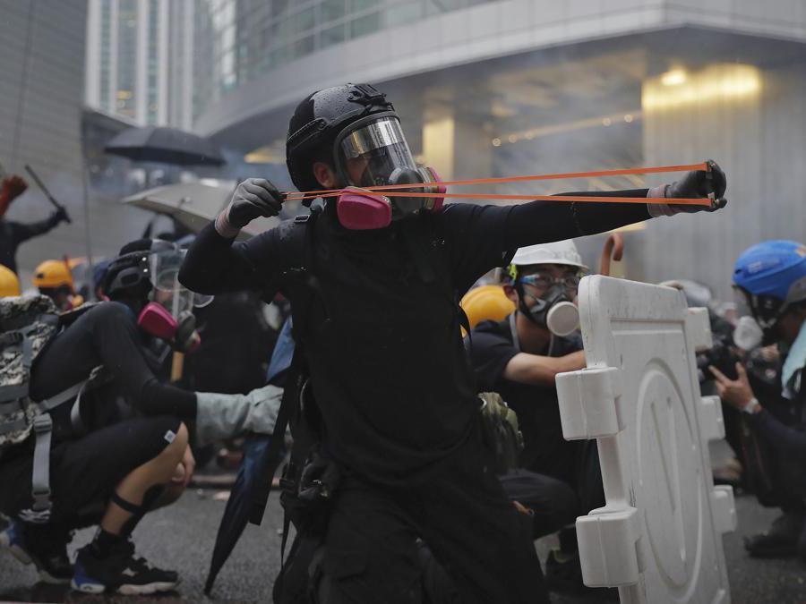 Barricate e scontri tra manifestanti e polizia a Hong Kong, 25 agosto 2019 (AP Photo/Kin Cheung)