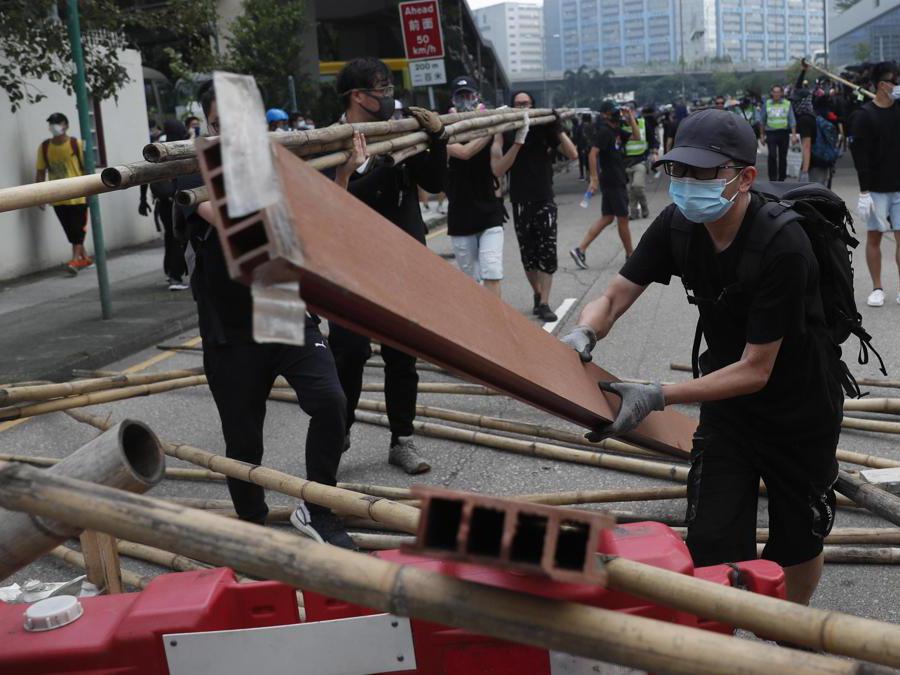 Barricate e scontri tra manifestanti e polizia a Hong Kong, 24 agosto 2019 (Epa)