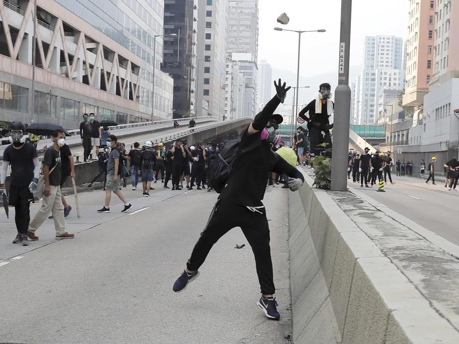 Barricate e scontri tra manifestanti e polizia a Hong Kong, 24 agosto 2019 (AP Photo/Kin Cheung)