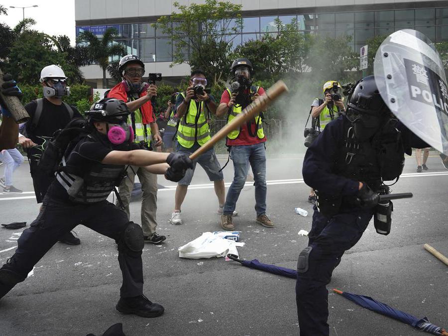 Barricate e scontri tra manifestanti e polizia a Hong Kong, 24 agosto 2019 (AP Photo/Vincent Yu)
