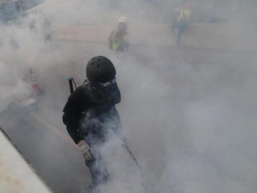 Barricate e scontri tra manifestanti e polizia a Hong Kong, 24 agosto 2019 (Epa)