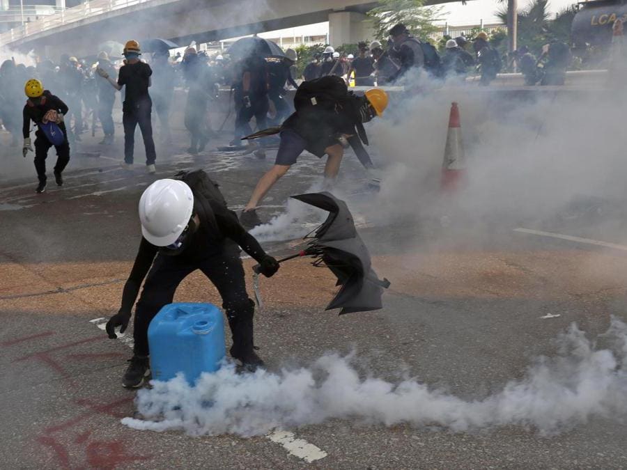 Barricate e scontri tra manifestanti e polizia a Hong Kong, 24 agosto 2019 (Epa)