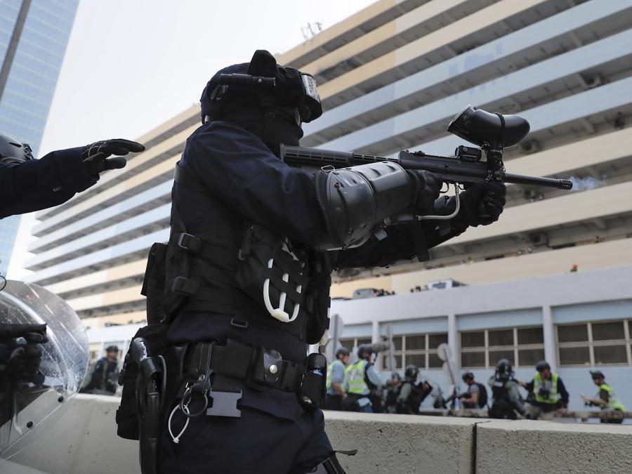 Barricate e scontri tra manifestanti e polizia a Hong Kong, 24 agosto 2019 (AP Photo/Kin Cheung)