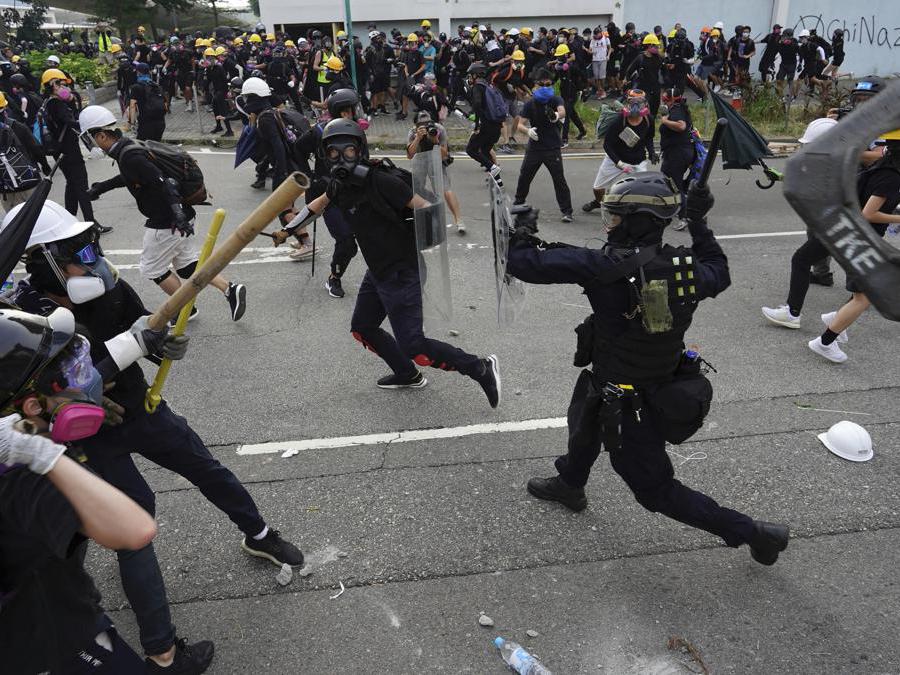 Barricate e scontri tra manifestanti e polizia a Hong Kong, 24 agosto 2019 (AP Photo/Vincent Yu)