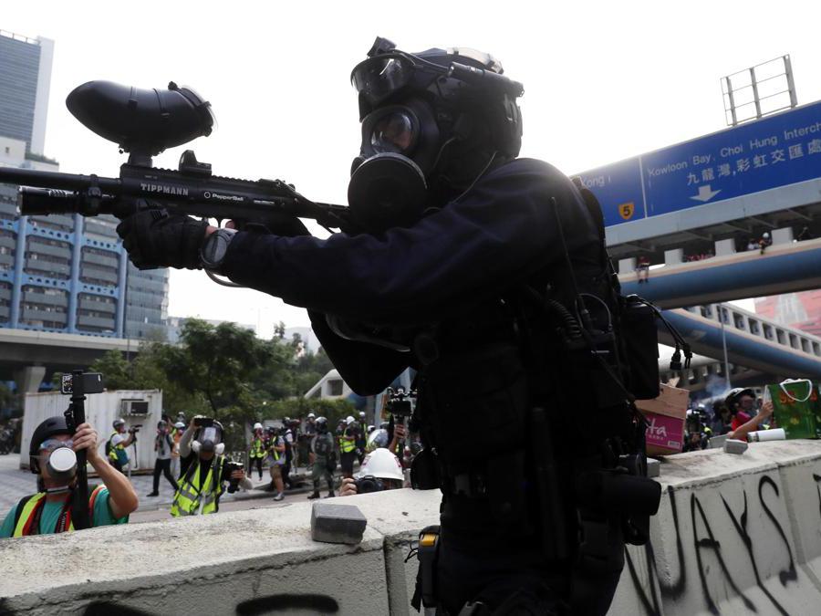 Barricate e scontri tra manifestanti e polizia a Hong Kong, 24 agosto 2019 (Epa)