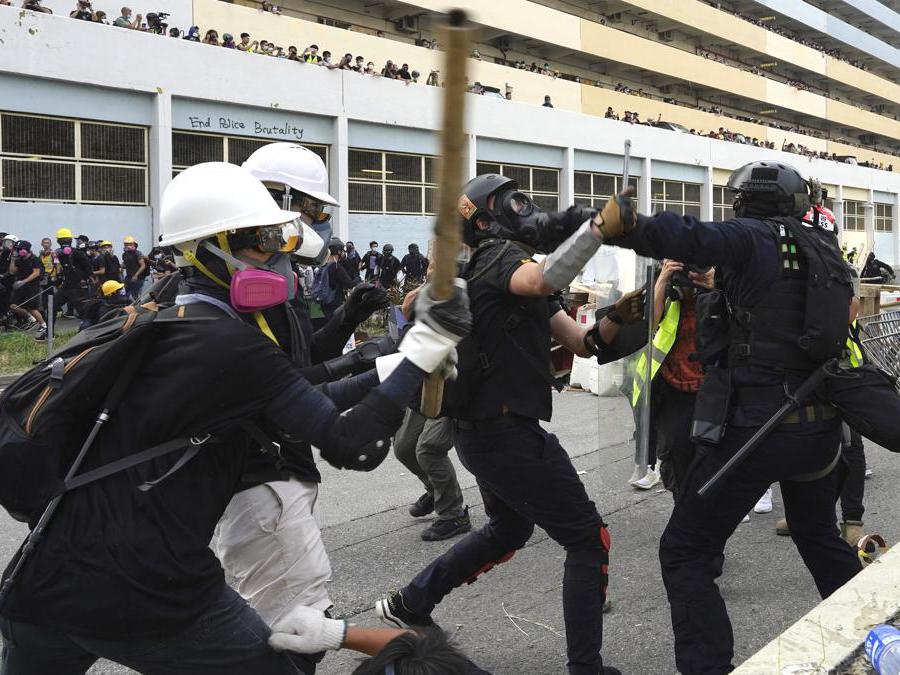 Barricate e scontri tra manifestanti e polizia a Hong Kong, 24 agosto 2019 (AP Photo/Vincent Yu)