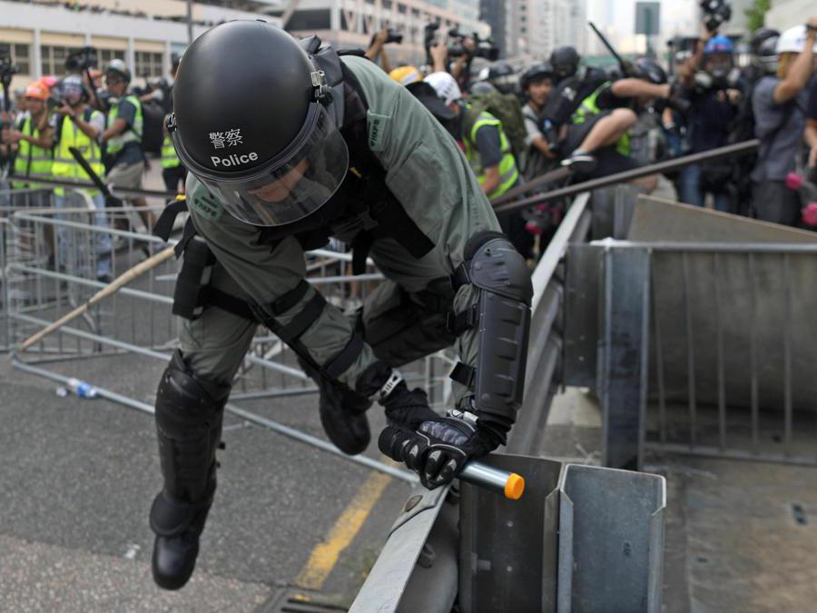 Barricate e scontri tra manifestanti e polizia a Hong Kong, 24 agosto 2019 (Epa)