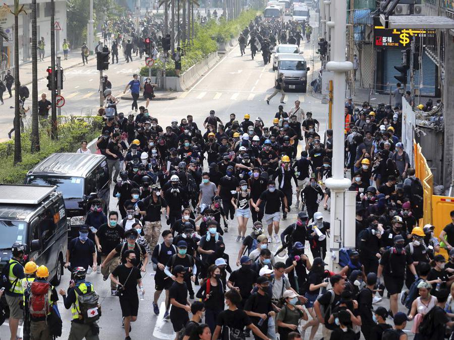Barricate e scontri tra manifestanti e polizia a Hong Kong, 24 agosto 2019 (AP Photo/Kin Cheung)