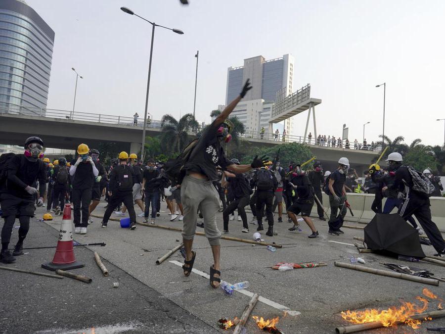Barricate e scontri tra manifestanti e polizia a Hong Kong, 24 agosto 2019 (AP Photo/Vincent Yu)