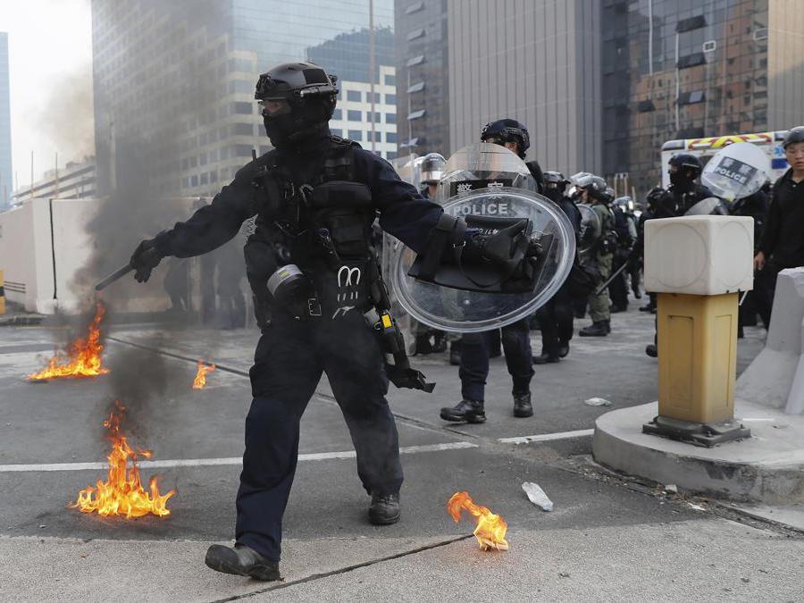 Barricate e scontri tra manifestanti e polizia a Hong Kong, 24 agosto 2019 (AP Photo/Kin Cheung)