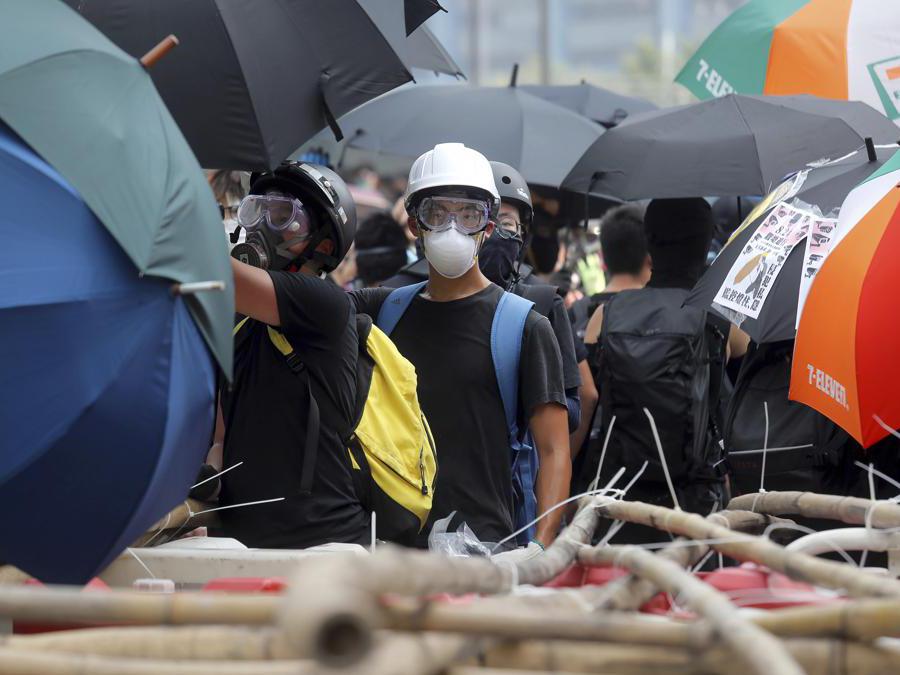 Barricate e scontri tra manifestanti e polizia a Hong Kong, 24 agosto 2019 (AP Photo/Kin Cheung)