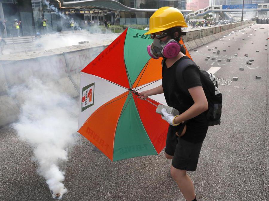 Barricate e scontri tra manifestanti e polizia a Hong Kong, 24 agosto 2019 (Epa)