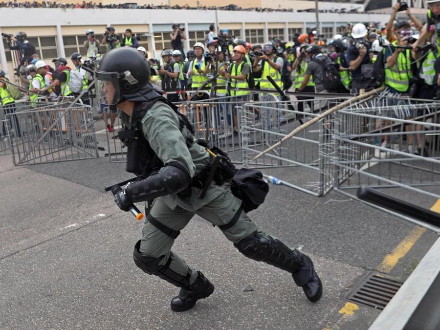 Barricate e scontri tra manifestanti e polizia a Hong Kong, 24 agosto 2019 (Epa)