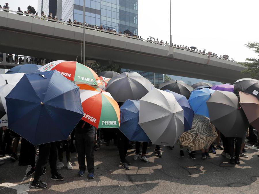 Barricate e scontri tra manifestanti e polizia a Hong Kong, 24 agosto 2019 (Epa)