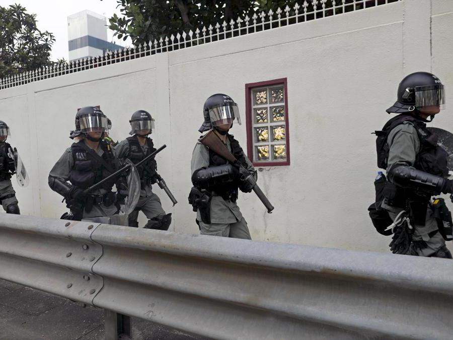 Barricate e scontri tra manifestanti e polizia a Hong Kong, 24 agosto 2019 (Epa)