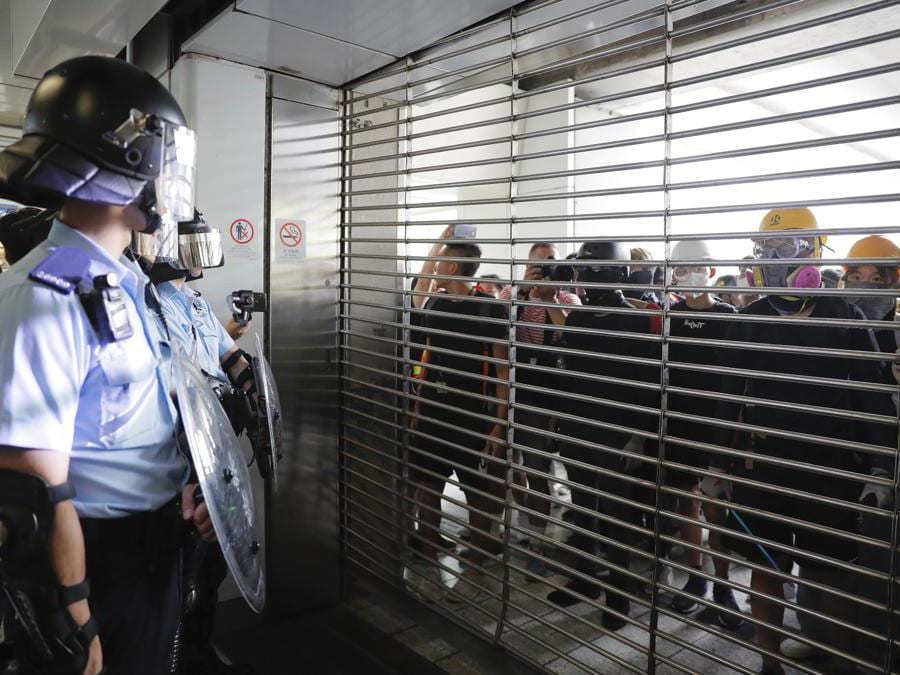 Barricate e scontri tra manifestanti e polizia a Hong Kong, 24 agosto 2019 (AP Photo/Kin Cheung)