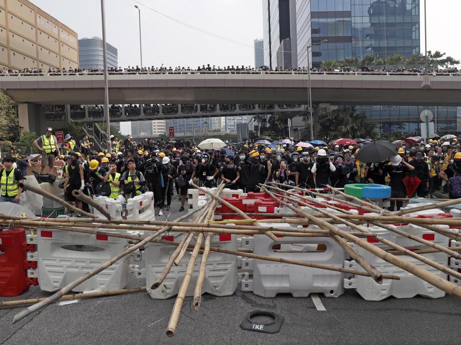 Barricate e scontri tra manifestanti e polizia a Hong Kong, 24 agosto 2019 (Epa)