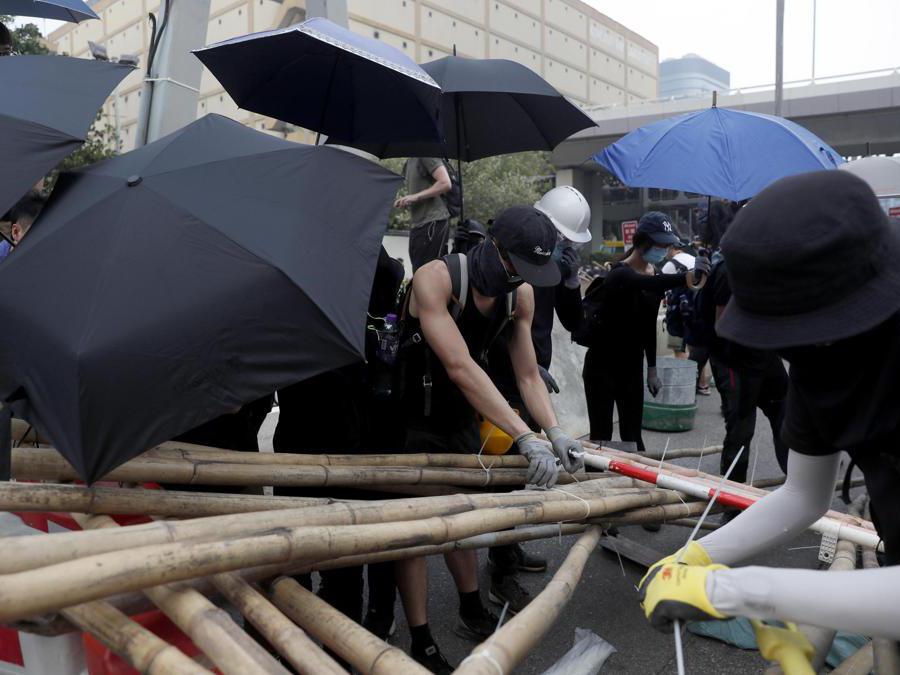 Barricate e scontri tra manifestanti e polizia a Hong Kong, 24 agosto 2019 (Epa)