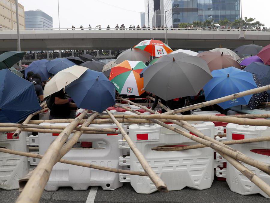 Barricate e scontri tra manifestanti e polizia a Hong Kong, 24 agosto 2019 (Epa)
