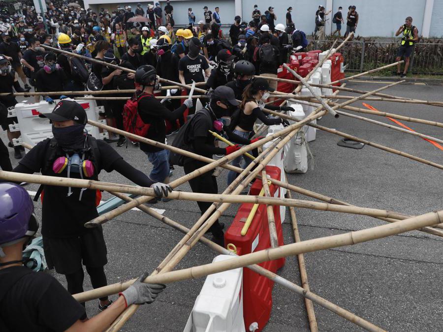 Barricate e scontri tra manifestanti e polizia a Hong Kong, 24 agosto 2019 (Epa)