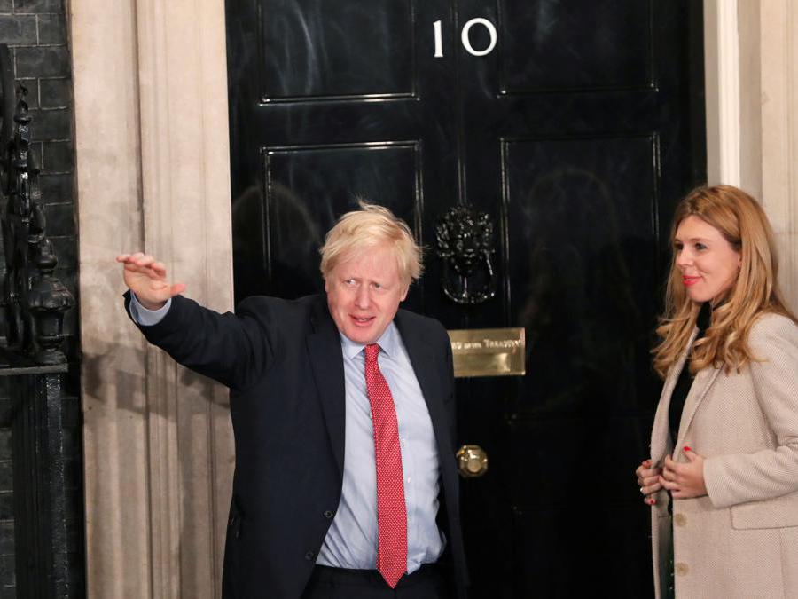 Il primo ministro britannico Boris Johnson  e la sua compagna Carrie Symonds arrivano a 10 Downing Street la mattina dopo le elezioni generali a Londra (Reuters/Thomas Mukoya)