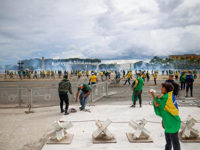 Brasil, simpatizantes de Bolsonaro irrumpen en el Parlamento