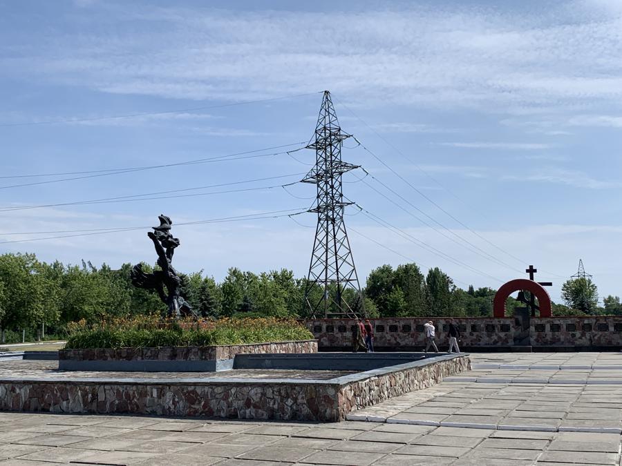 Il monumento alle prime vittime, pompieri e “«iquidatori»