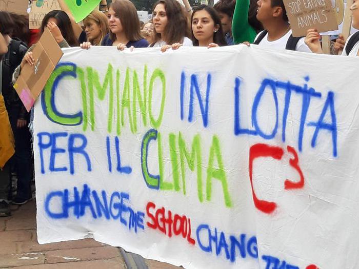 Clima, gli studenti in piazza