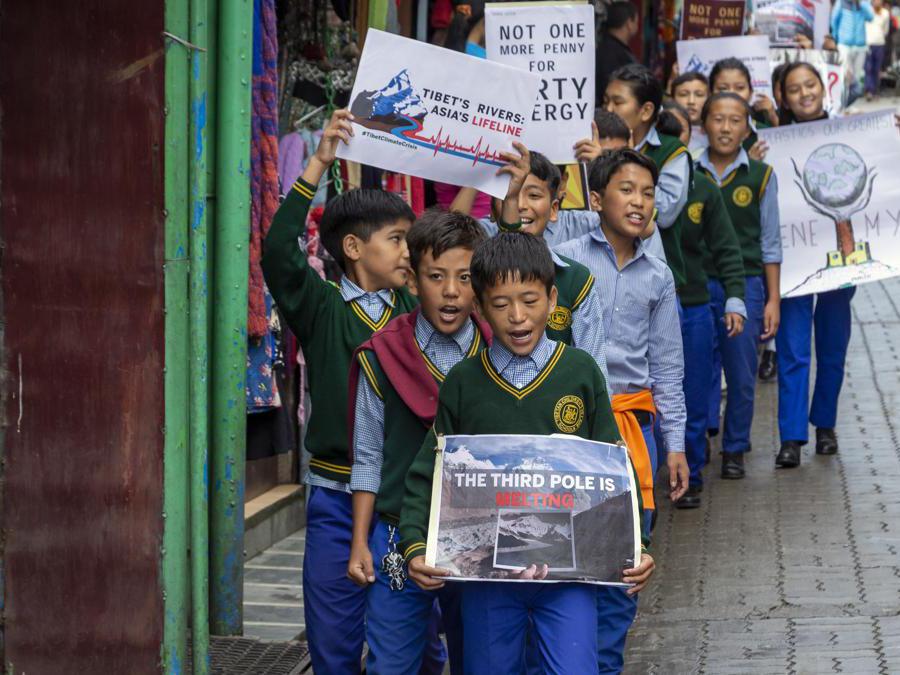 Dharmsala, India, 27 settembre 2019, scolari tibetani in esilio manifestano per il clima (AP Photo/Ashwini Bhatia)