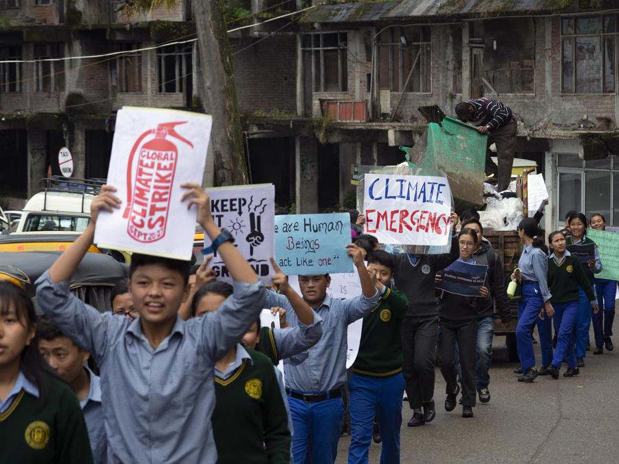 Dharmsala, India, 27 settembre 2019, scolari tibetani in esilio manifestano per il clima (AP Photo/Ashwini Bhatia)