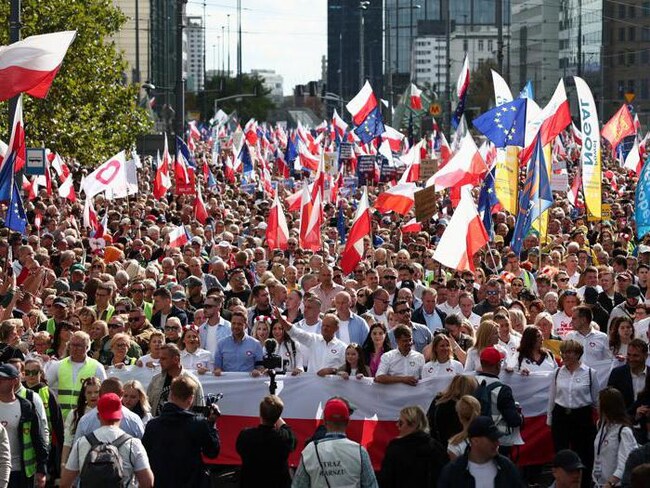 Elezioni in Polonia, l’opposizione in piazza a Varsavia