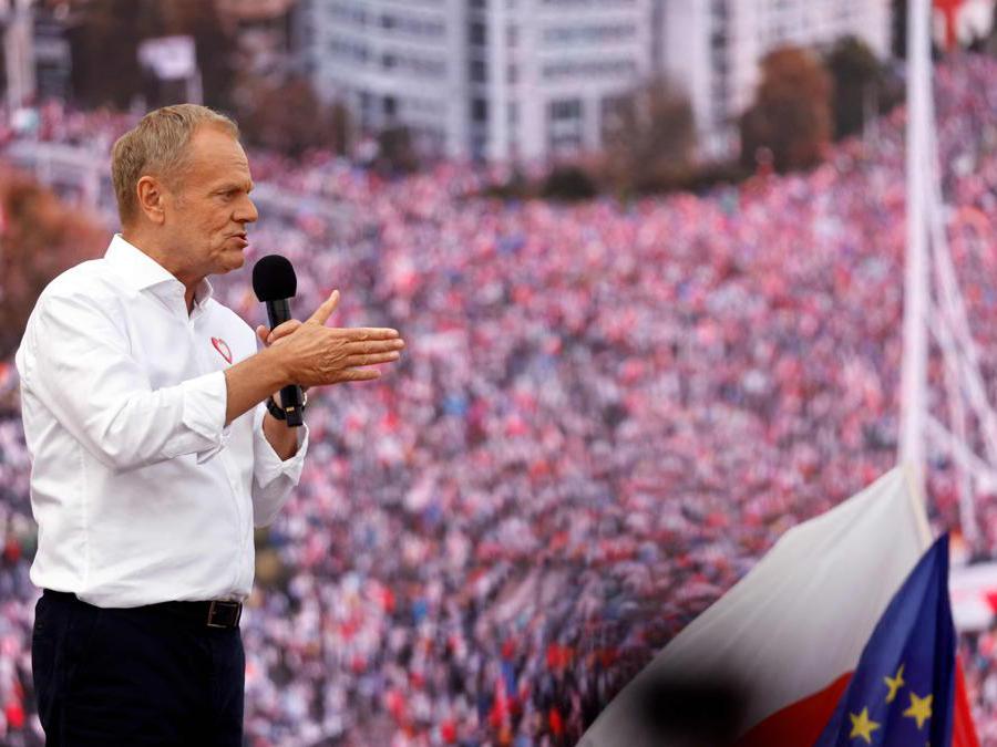 Il leader della Coalizione Civica, Donald Tusk si rivolge ai partecipanti alla manifestazione di ieri a Varsavia. Photo by Wojtek Radwanski / AFP