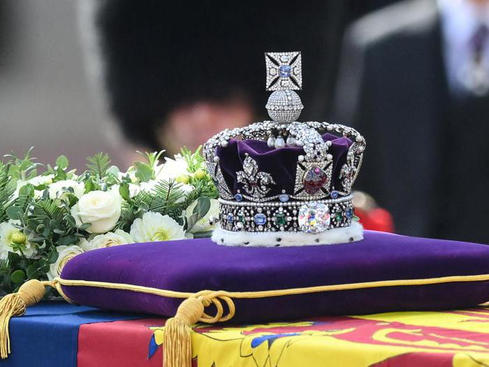 Elisabetta II lascia Buckingham Palace, il feretro a Westminster Hall 