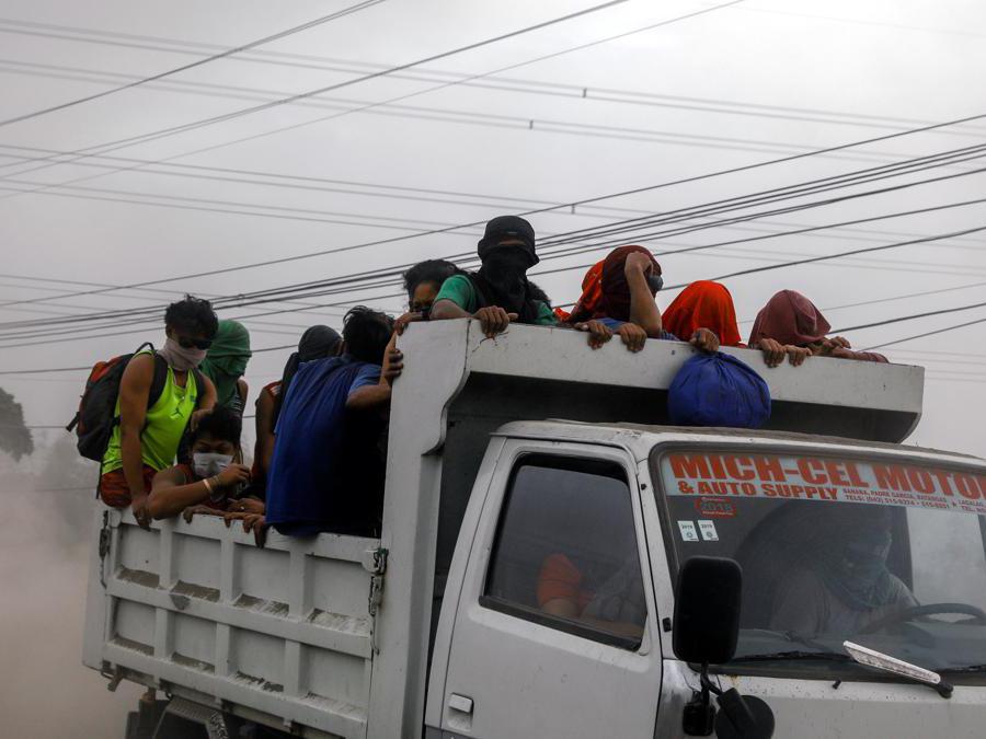 I residenti che vivono vicino al vulcano Taal in eruzione vengono evacuati ad Agoncillo, città di Batangas, Filippine. (Reuters)