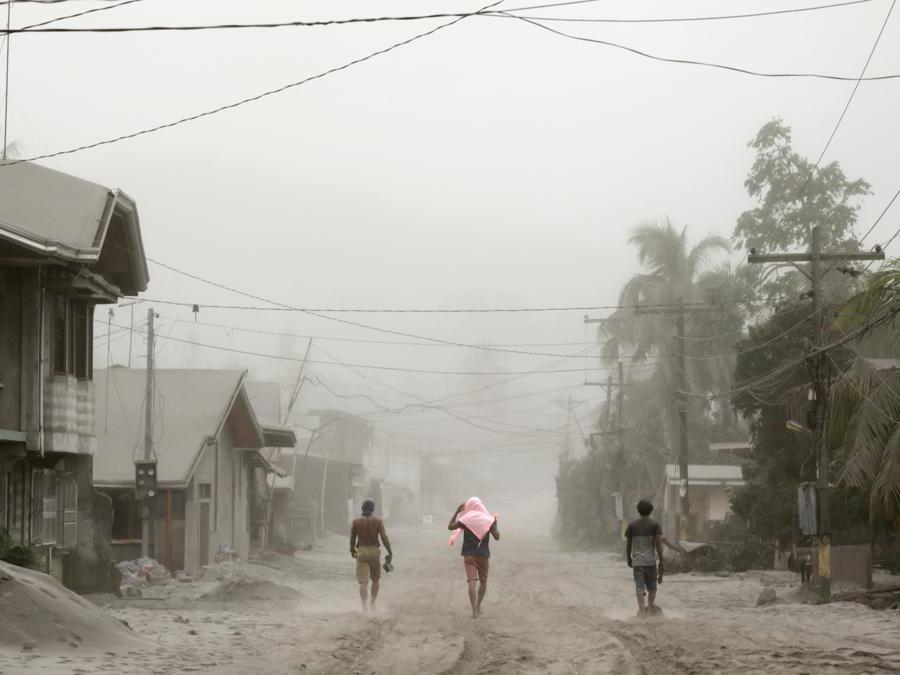 I residenti che vivono nei pressi dell'eruzione del vulcano Taal evacuano ad Agoncillo, città di Batangas, Filippine. REUTERS/Eloisa Lopez