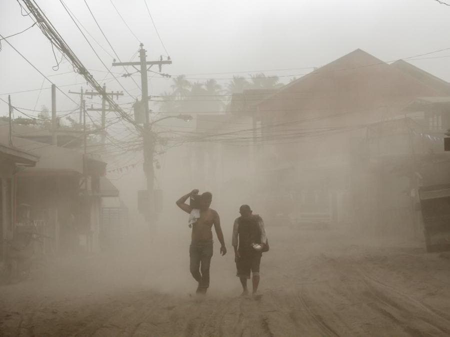 I residenti che vivono nei pressi dell'eruzione del vulcano Taal evacuano ad Agoncillo, città di Batangas, Filippine. REUTERS/Eloisa Lopez
