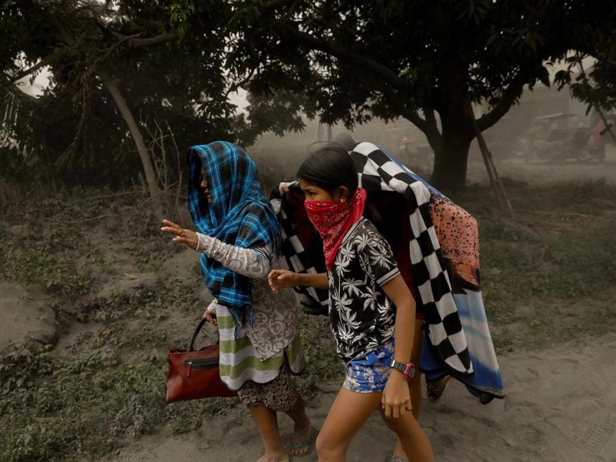 I residenti che vivono vicino al vulcano Taal in eruzione evacuano a Lemery, città di Batangas, Filippine. REUTERS/Eloisa Lopez