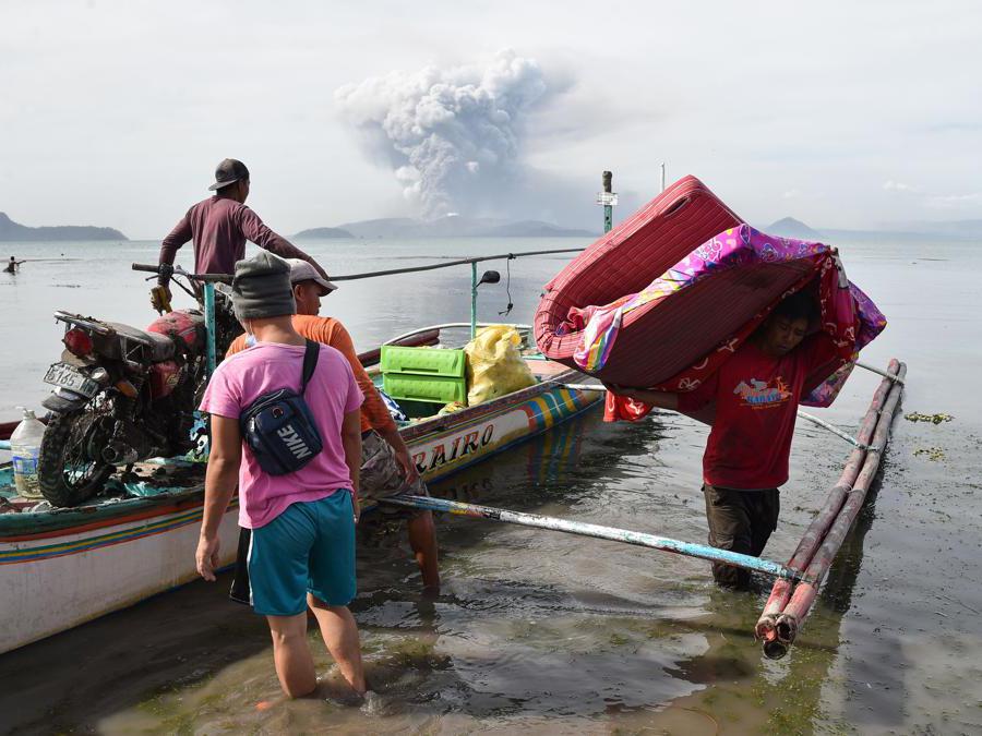 I residenti della città di Tanauan nella provincia di Batangas a sud di  Manila si preparano all’evacuazione. (Photo by Ted ALJIBE / AFP)