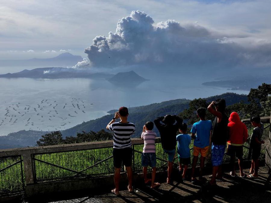 I residenti osservano il vulcano Taal in eruzione nella città di Tagaytay, nelle Filippine. REUTERS/Eloisa Lopez TPX IMAGES OF THE DAY