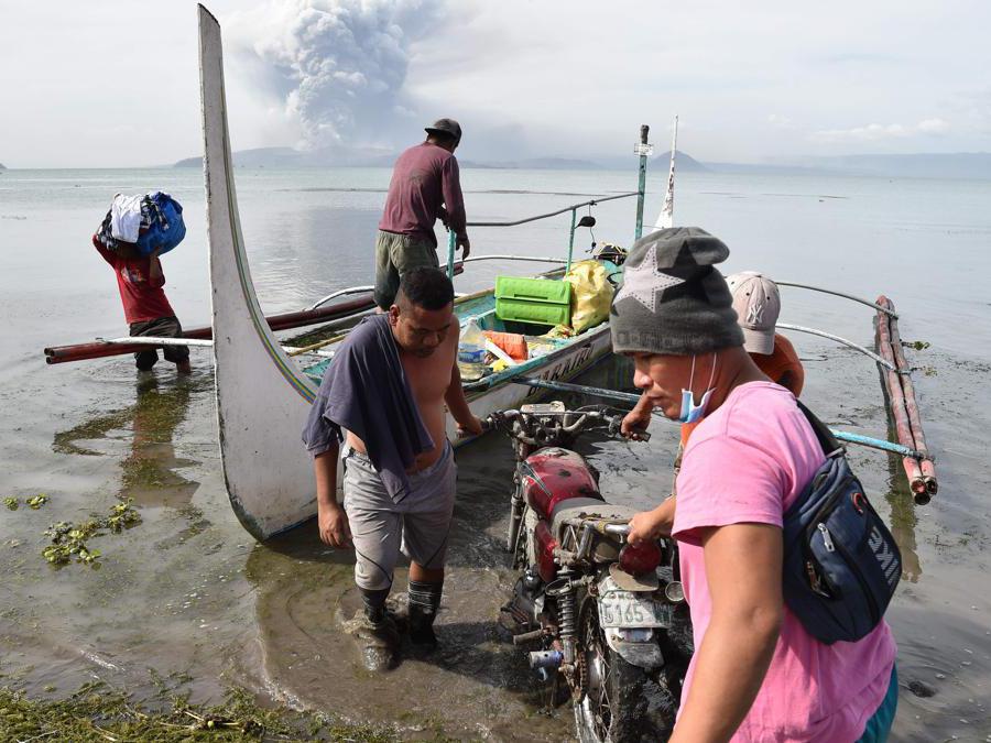 I residenti della città di Tanauan nella provincia di Batangas a sud di  Manila si preparano all’evacuazione. (Photo by Ted ALJIBE / AFP)