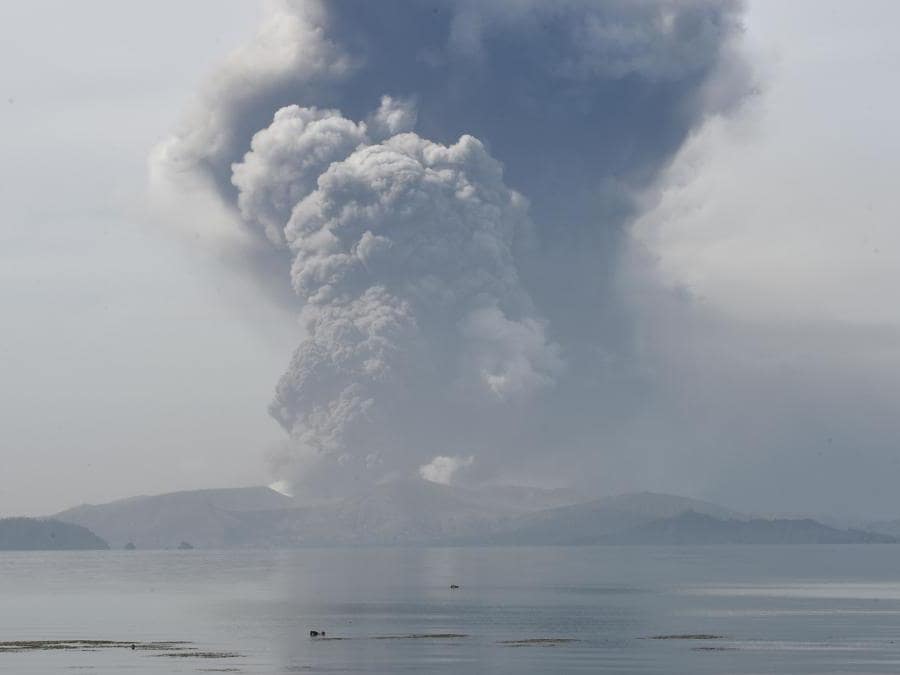 Il vulcano Taal emette cenere visto dalla città di Tanauan nella provincia di Batangas, a sud di Manila. (Photo by Ted ALJIBE / AFP)